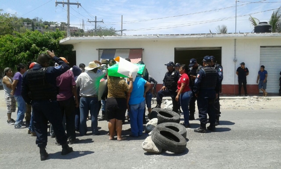 Bloquean la carretera Cuautla-Jojutla vecinos del Chivatero