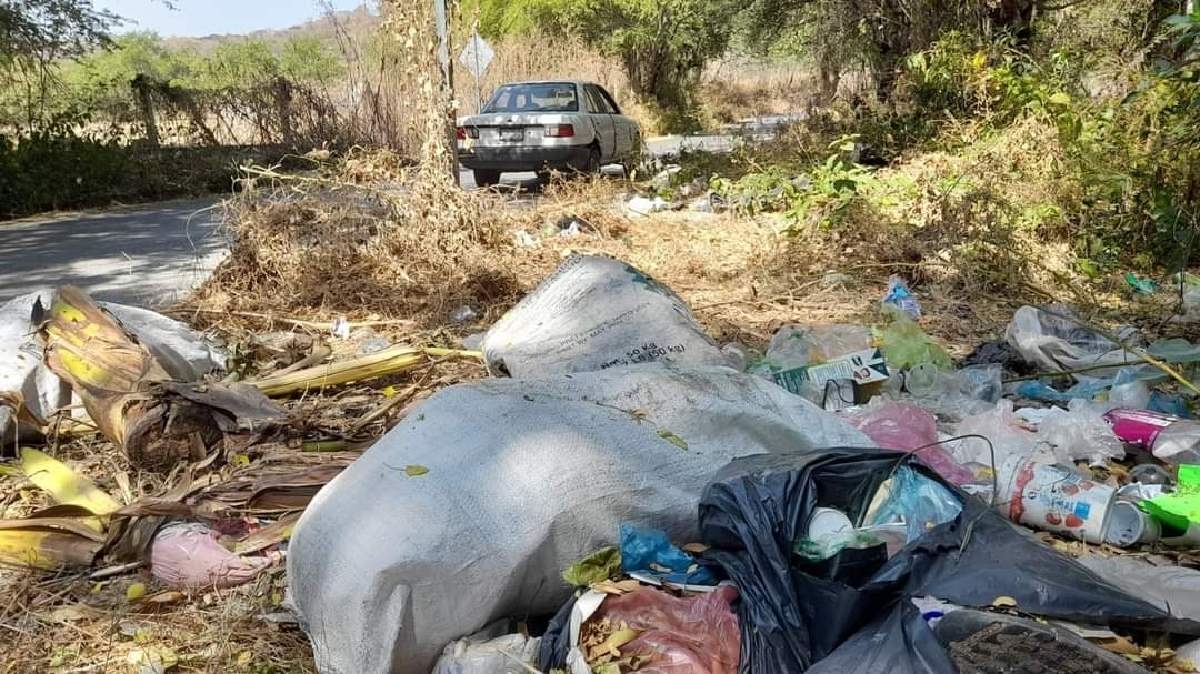 Persiste abandono de basura en carreteras de Coatetelco