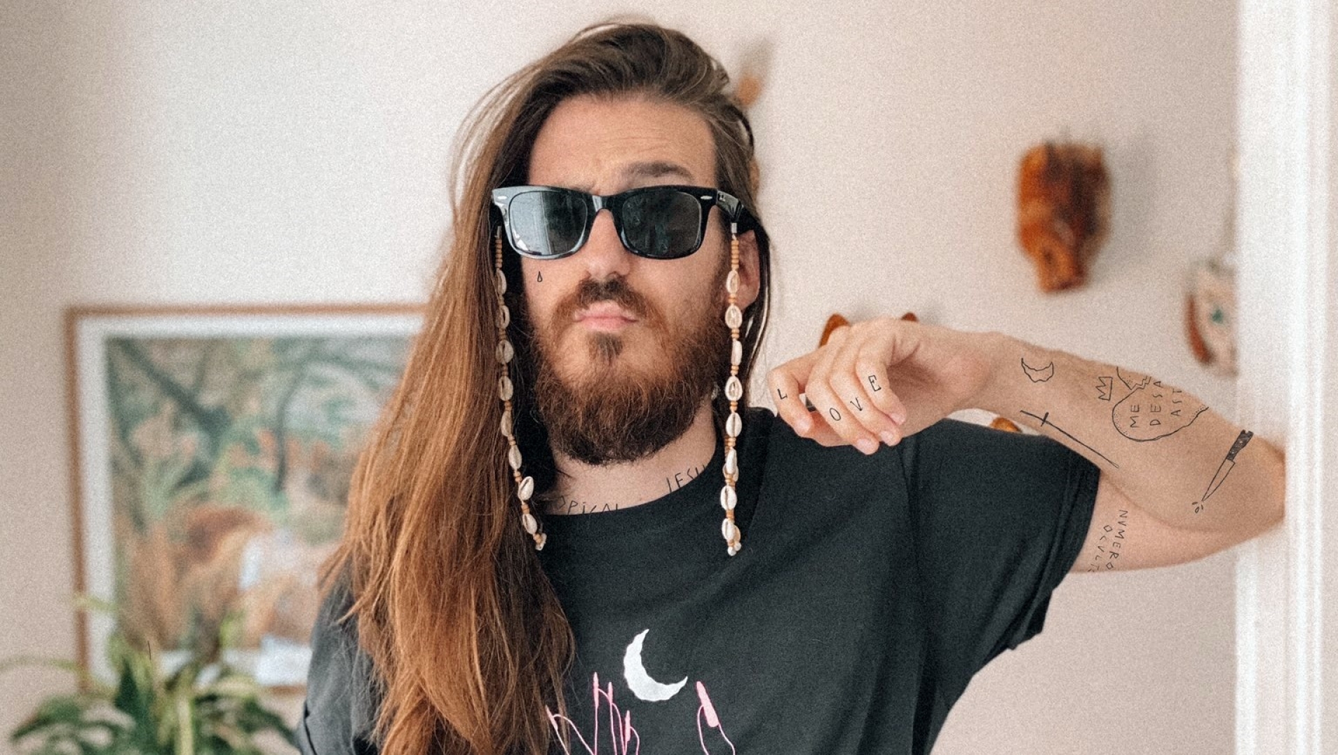 Carlos Sadness lanza su nuevo álbum 'Realismo mágico'