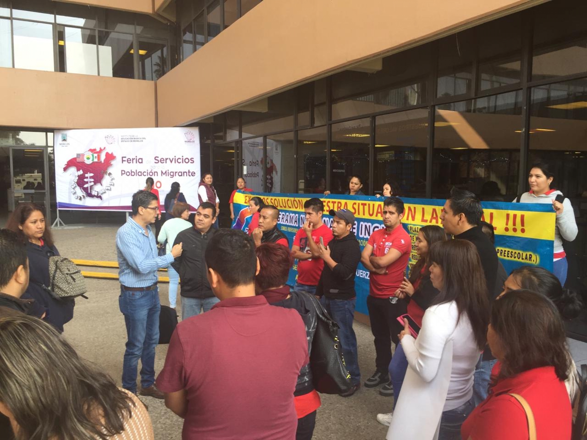 Protestan maestros del programa nacional de inglés en el IEBEM
