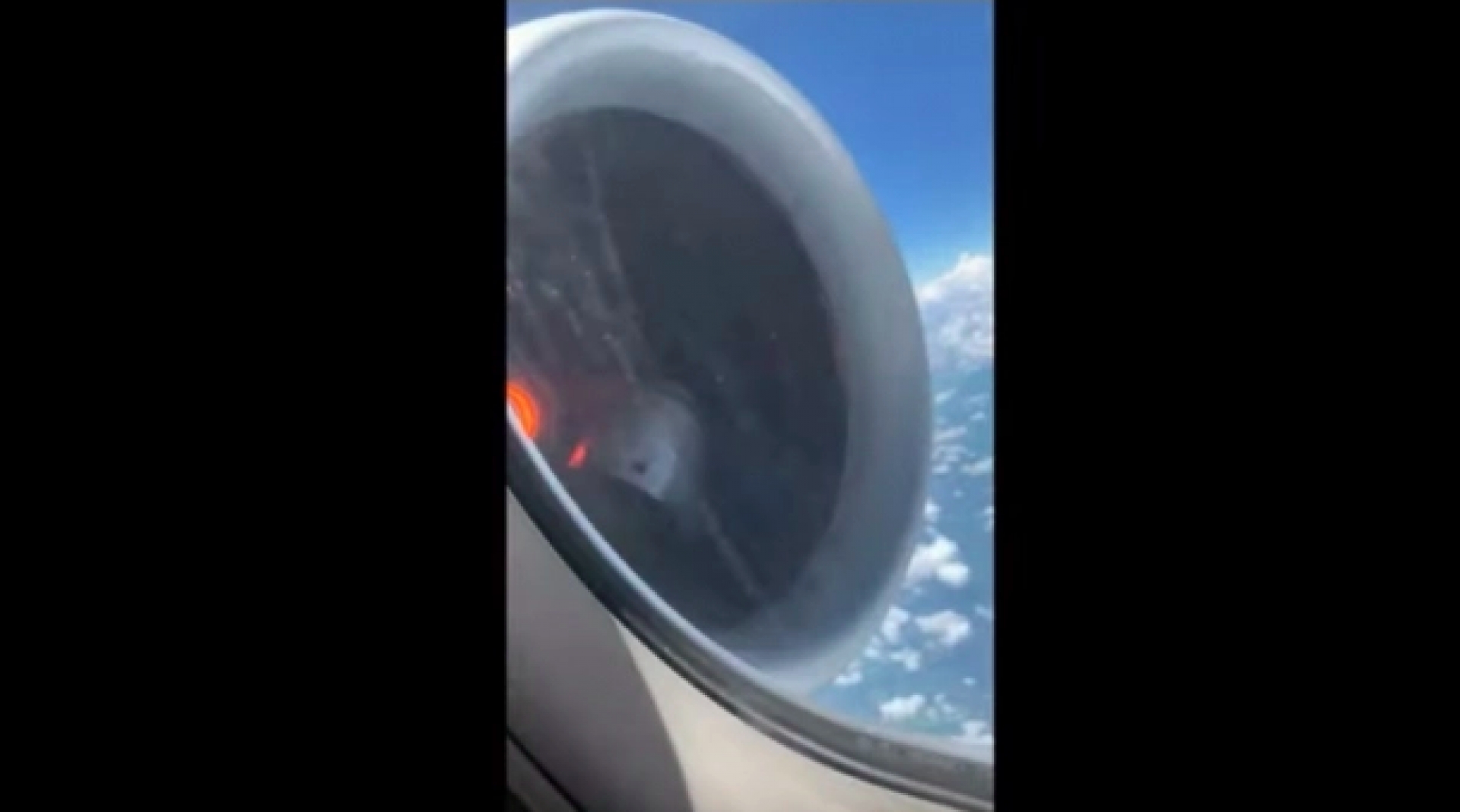 VIDEO: Pasajero de vuelo de Delta capta cono rebotando dentro de motor durante aterrizaje de emergencia