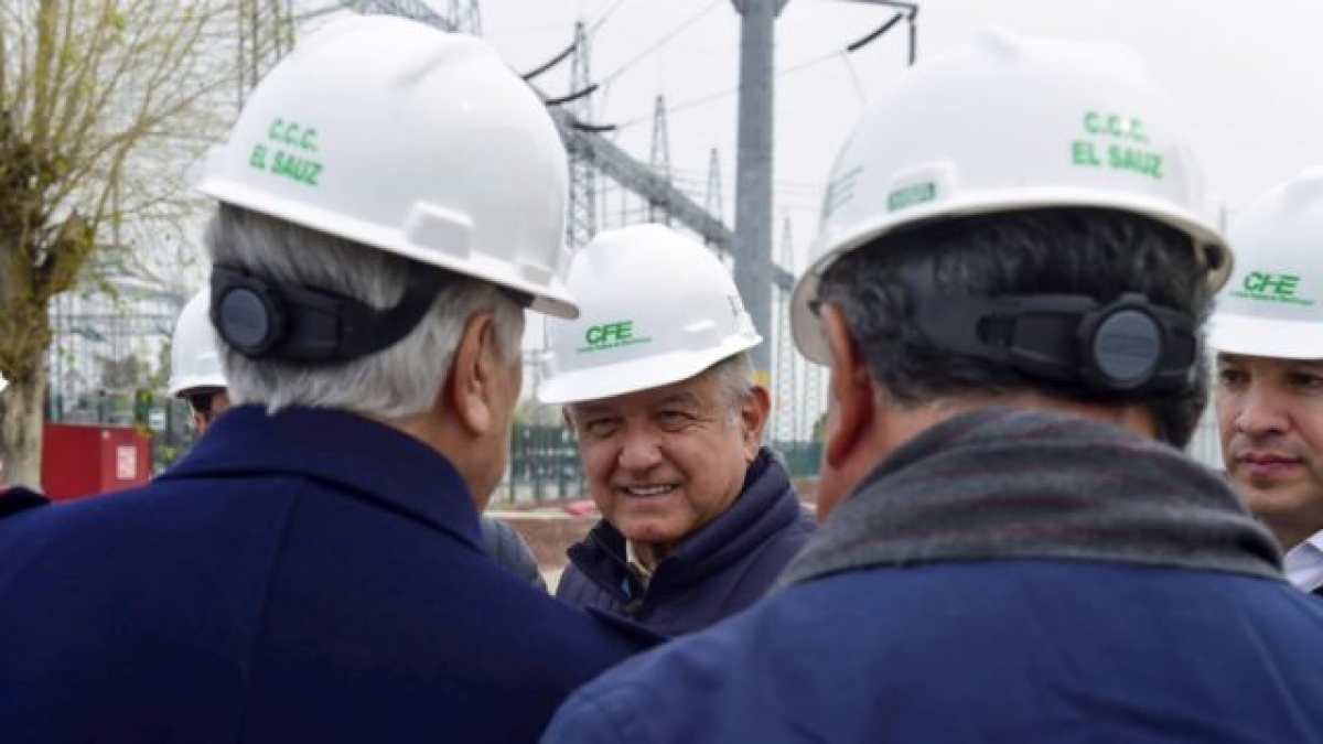 AMLO pide ayuda a trabajadores de CFE para instalar 2,500 antenas y llevar Internet a todo el país