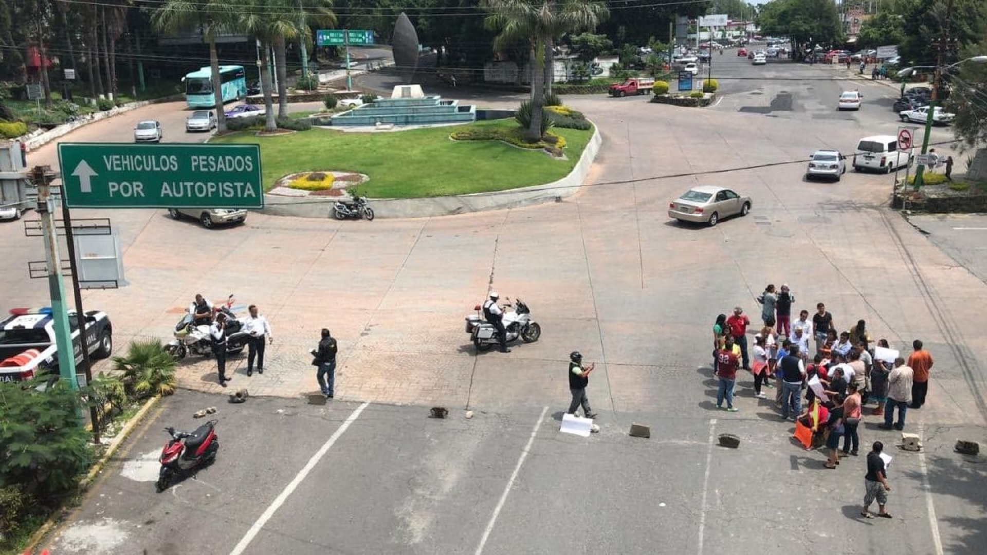 Crecen protestas de padres de familia; ayer provocaron enorme caos vial