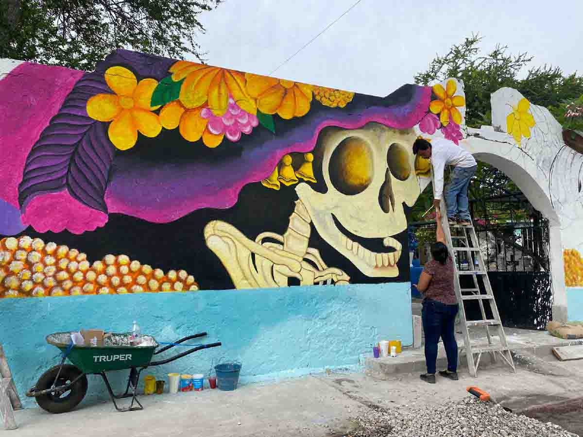 Pintan mural en panteón de Jojutla