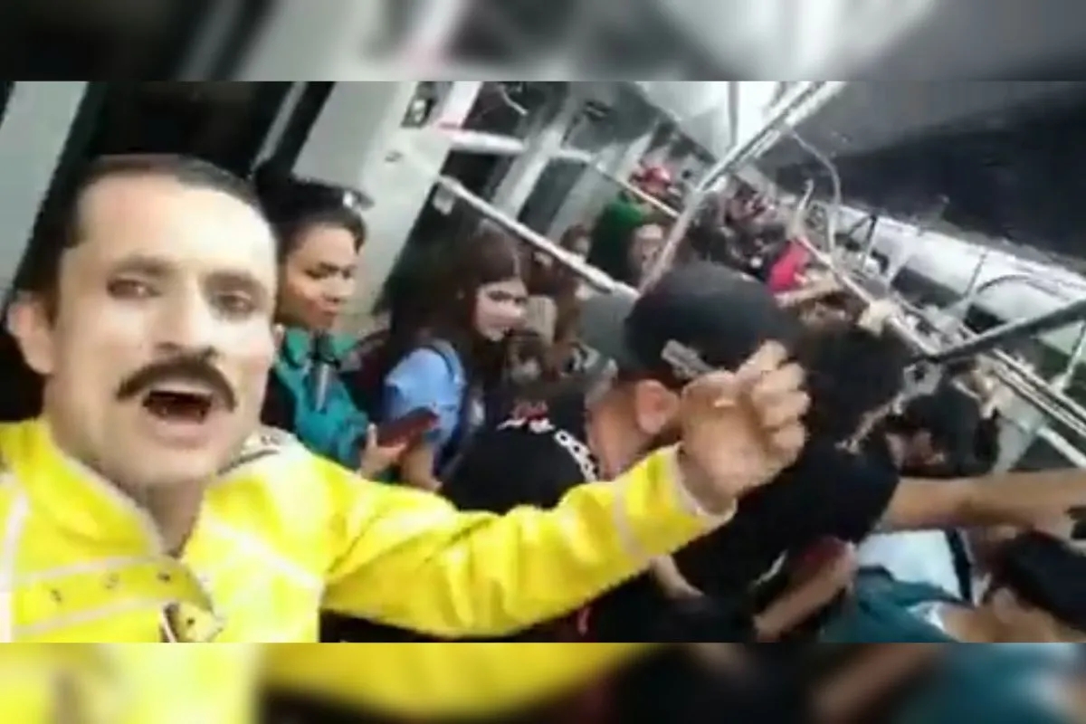 ¡Eooo!: Captan a 'Freddie Mercury' en el Metro y prende a la gente