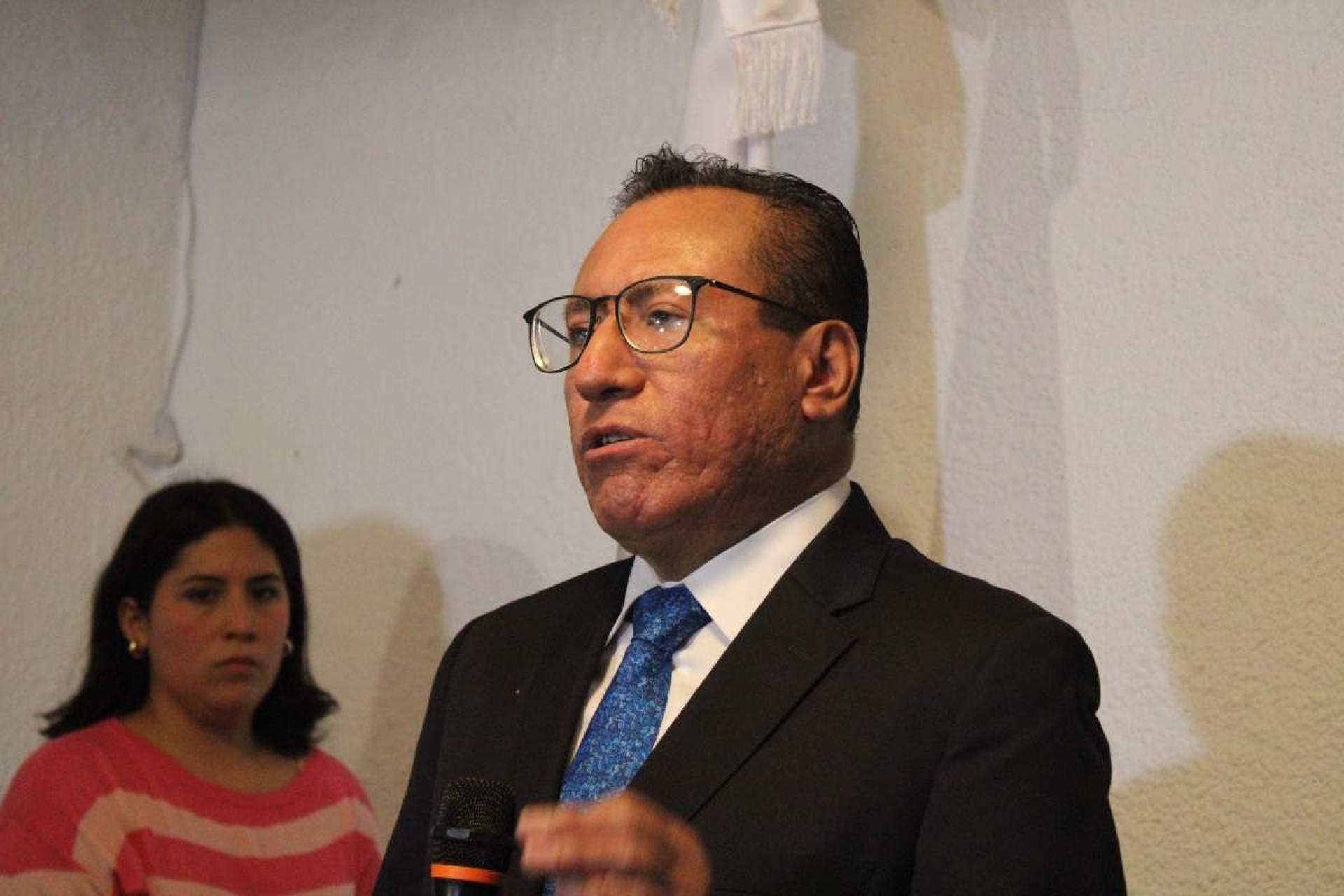 Ordena juzgado restituir dispositivo de seguridad a exfiscal anticorrupción