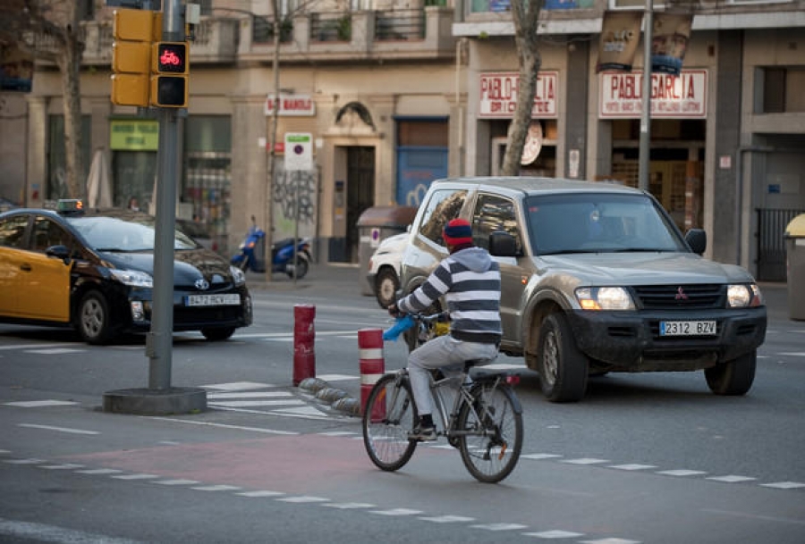 Deportan a mexicano tras pasarse un alto en bicicleta en España