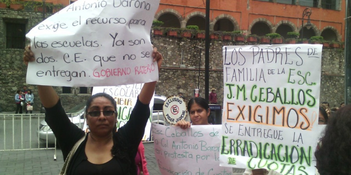 Padres de familia de escuelas de la colonia Antonio Barona se manifiestan frente al TSJ