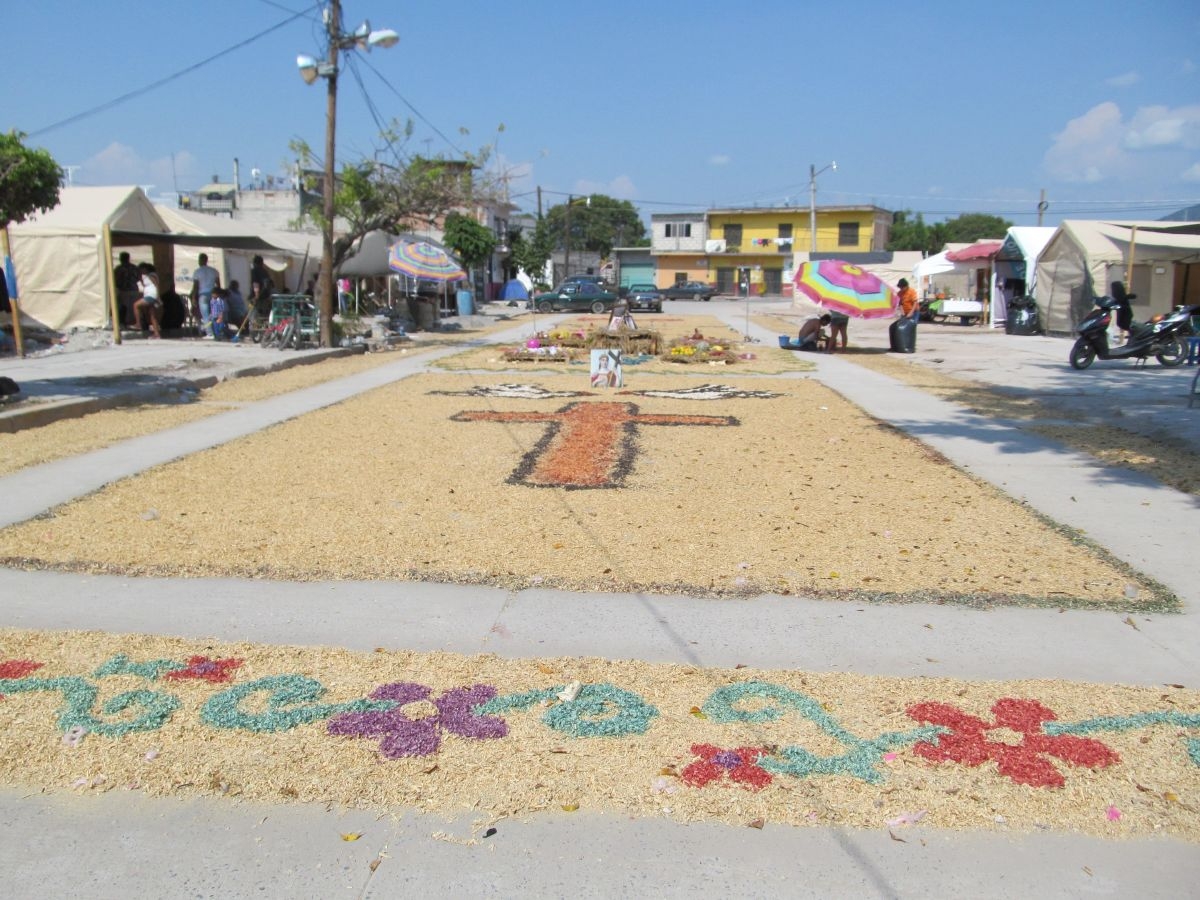 Con tapetes de aserrín, recuerdan a sus muertos en la colonia Zapata