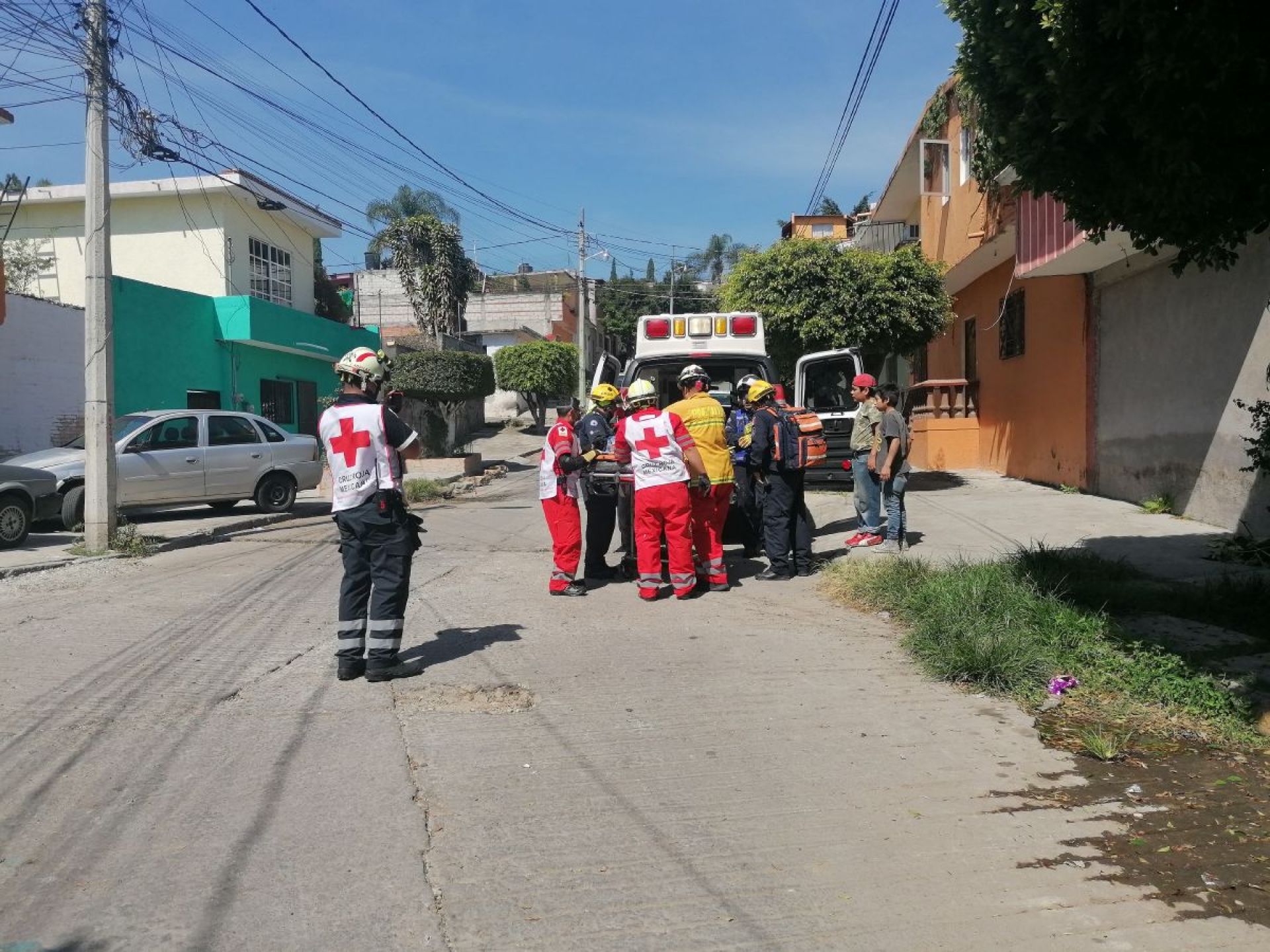 Rescatan a indigente que se cayó a una barranca