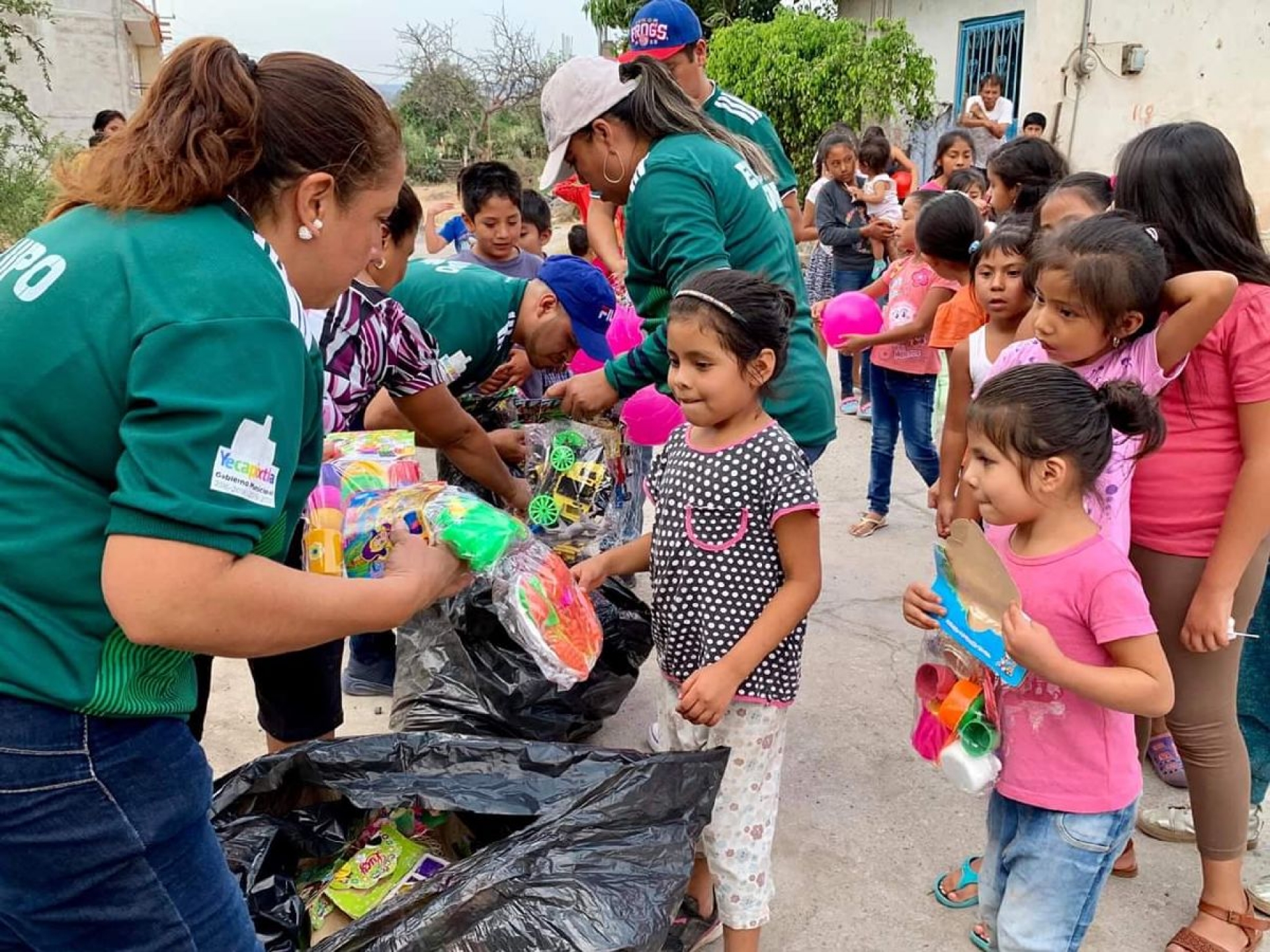 Comienza entrega de juguetes en comunidades de Yecapixtla