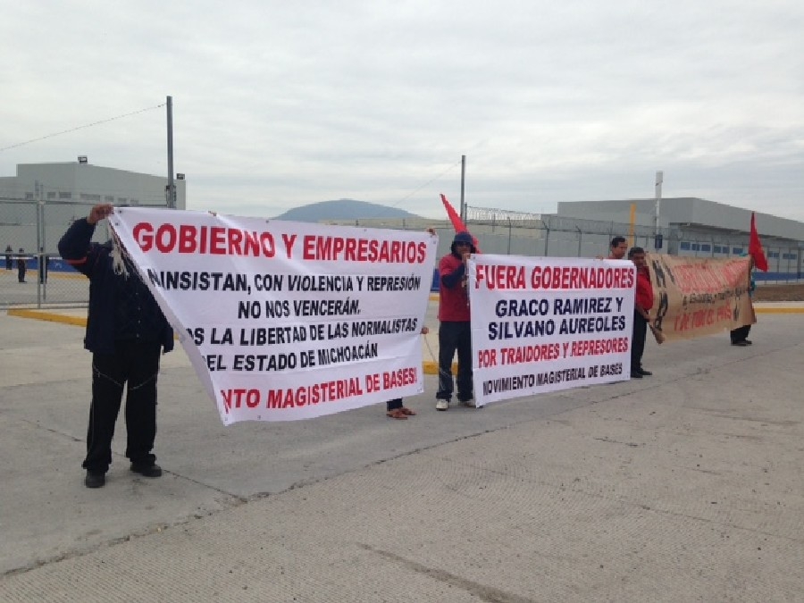 Encabezan integrantes del MMB protesta a las afueras del penal femenil de Michapa