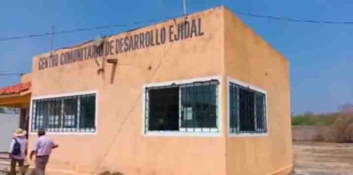 Ejidatarios buscan ayuda para un portón y una techumbre