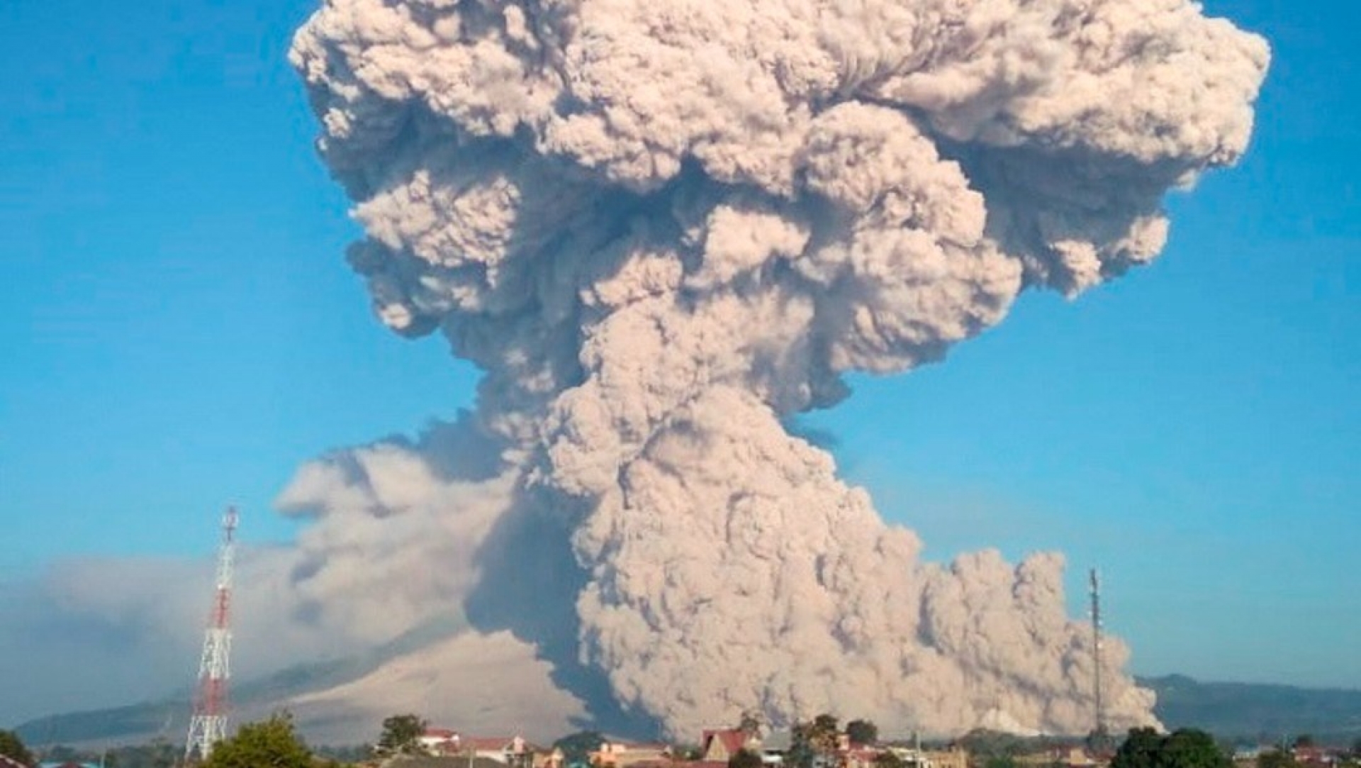 El volcán Sinabung emite columna de humo de 5 mil metros de altura