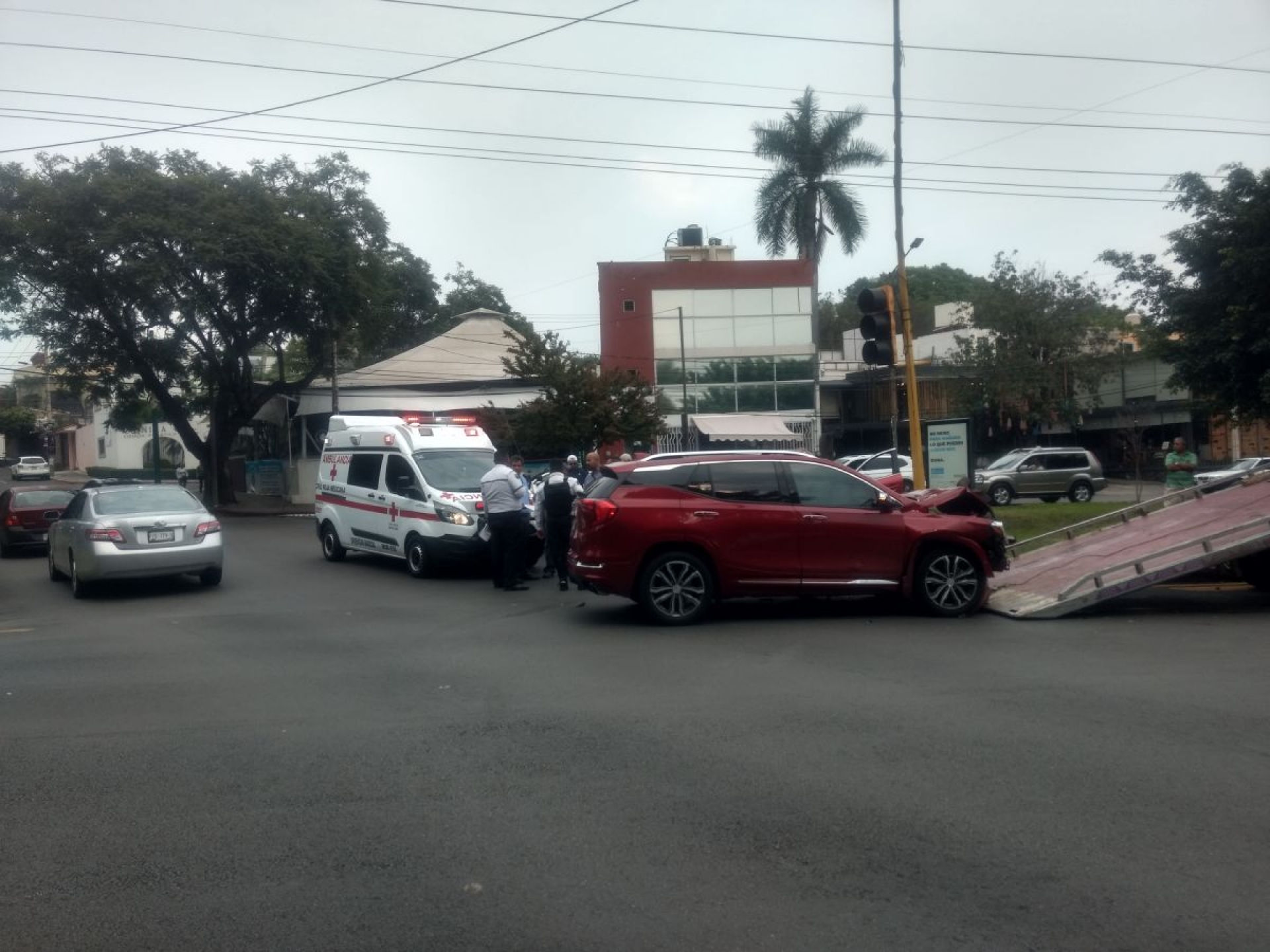 Choque en la avenida Teopanzolco deja dos heridos