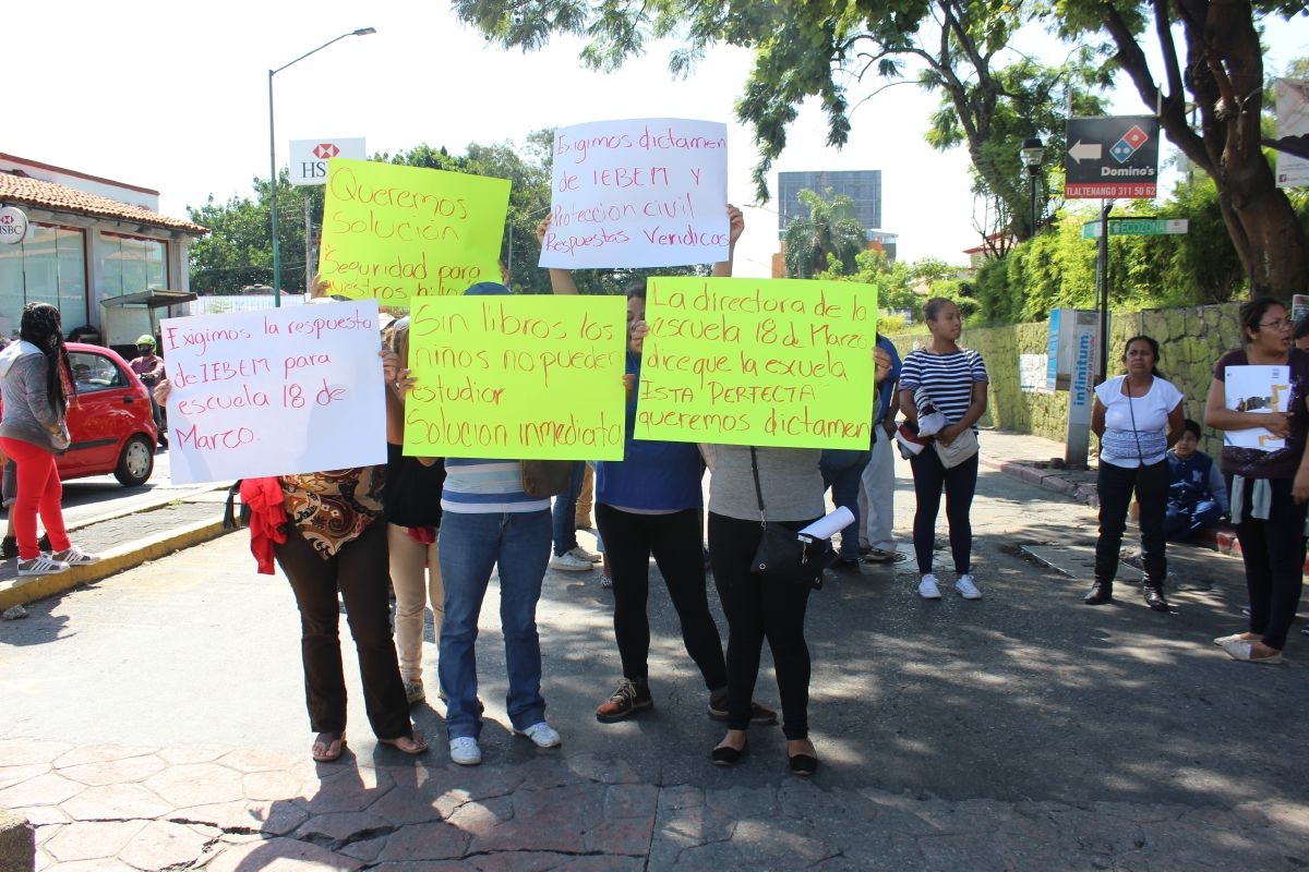 Padres de familia exigen dictamen para reabrir escuela de Tlaltenango
