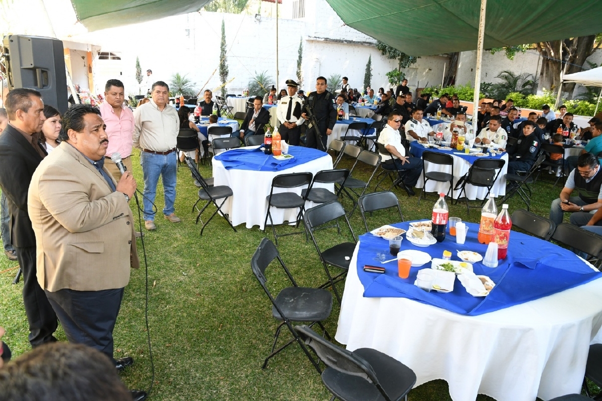 Felicita Raúl Tadeo Nava y miembros del Cabildo a policías por su día