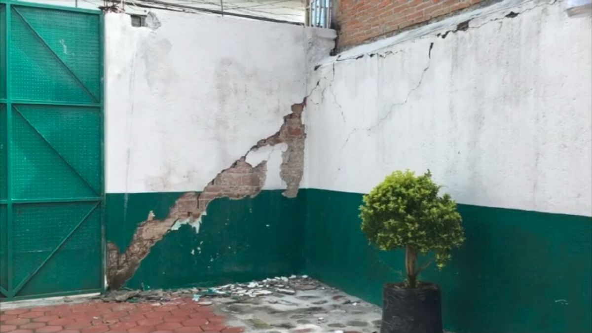 Presionan padres de la Primaria “Emiliano Zapata” de Xoxocotla con un bloqueo carretero para reubicar el plantel