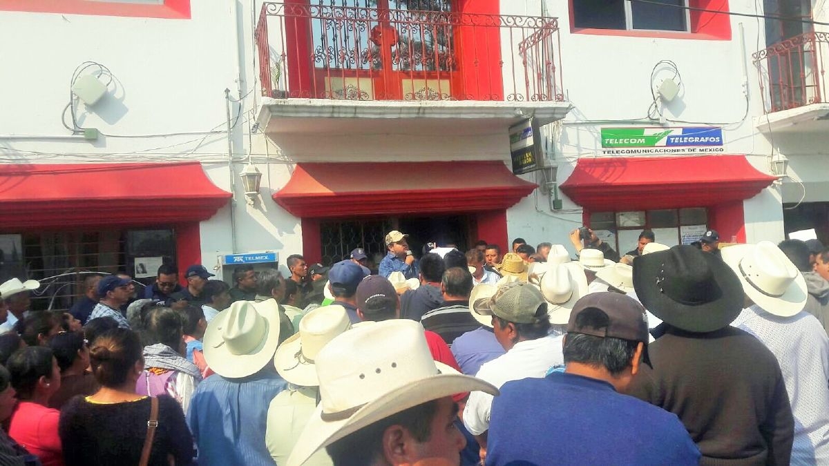 Se manifiestan ejidatarios en alcaldía de Ocuituco