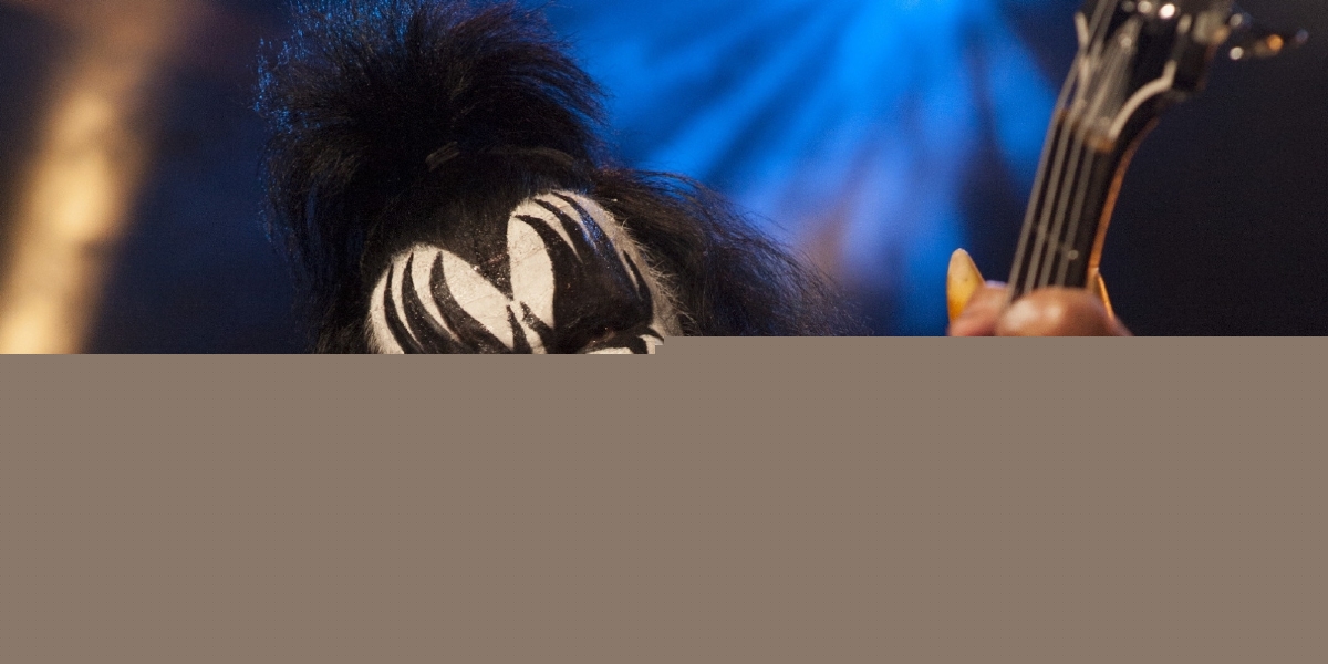 Vocalista de Kiss cae en pleno concierto