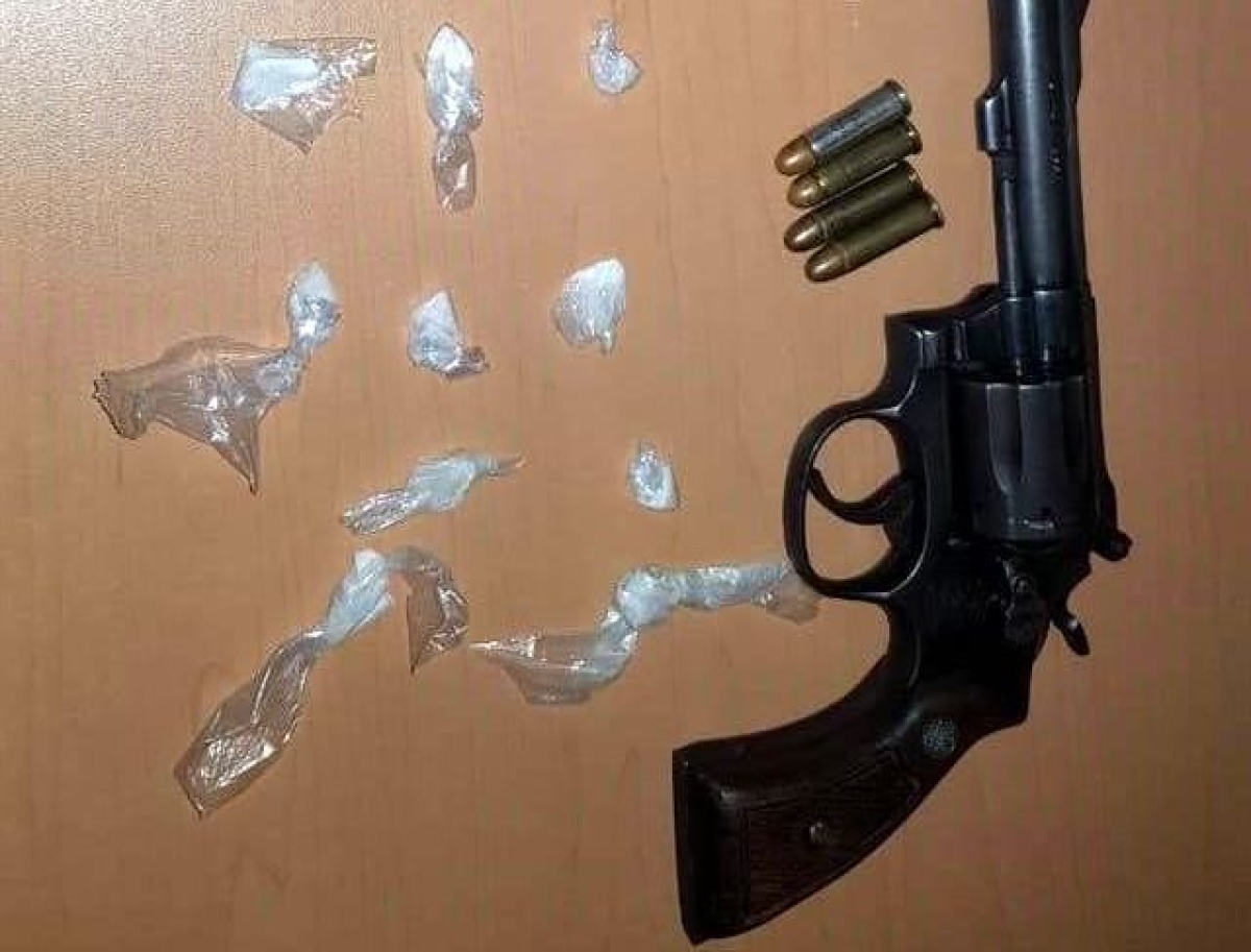 Portaba una pistola y 27 dosis de “cristal”