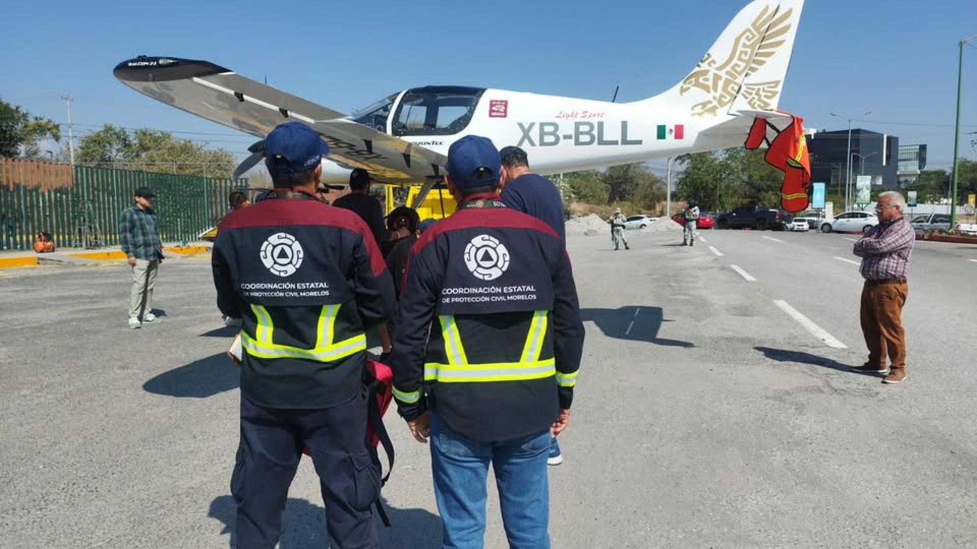 Trasladan aeronave para su exhibición en Centro de Convenciones Morelos