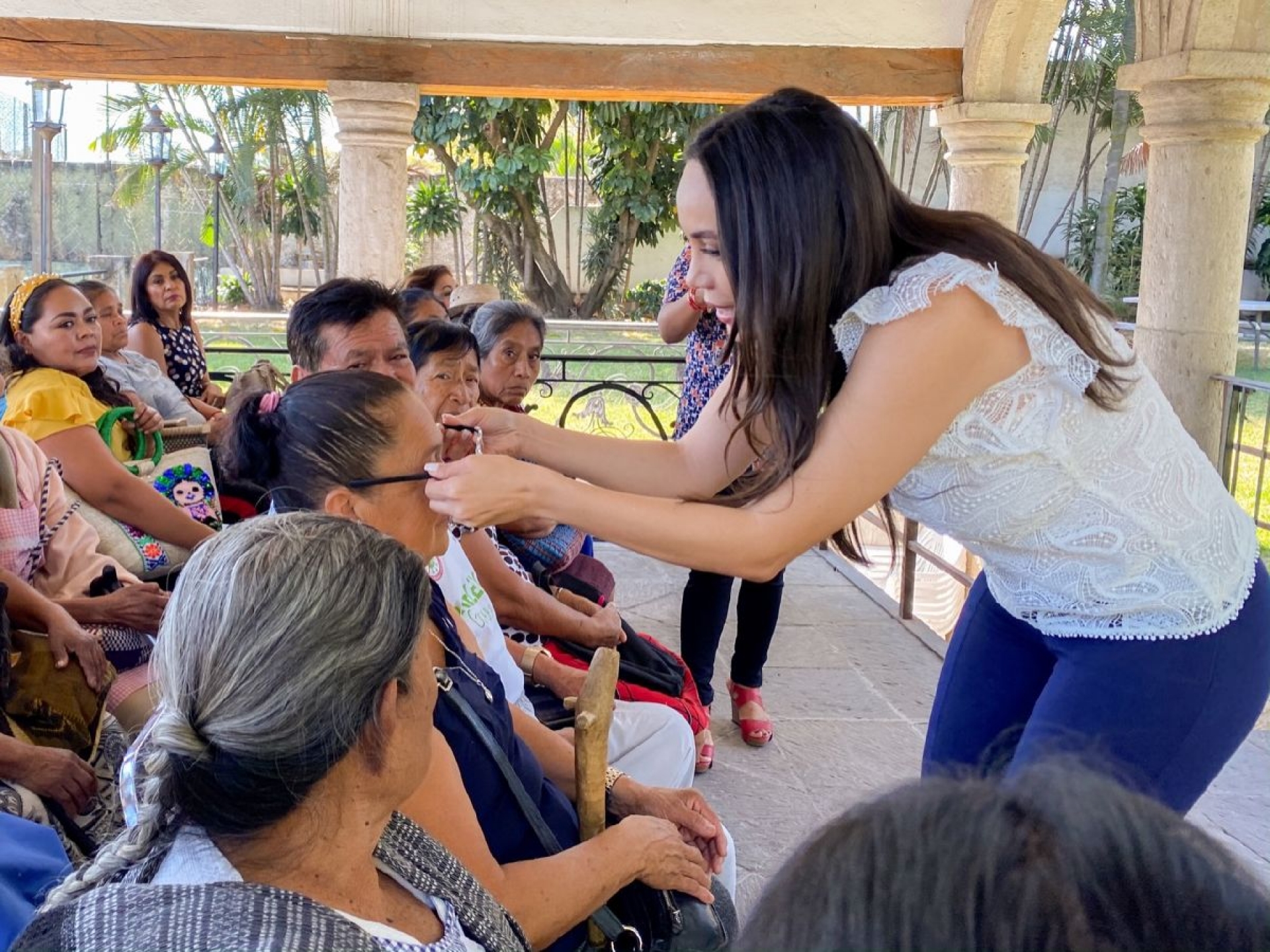 Realiza Natália Rezende entrega de lentes a sectores vulnerables
