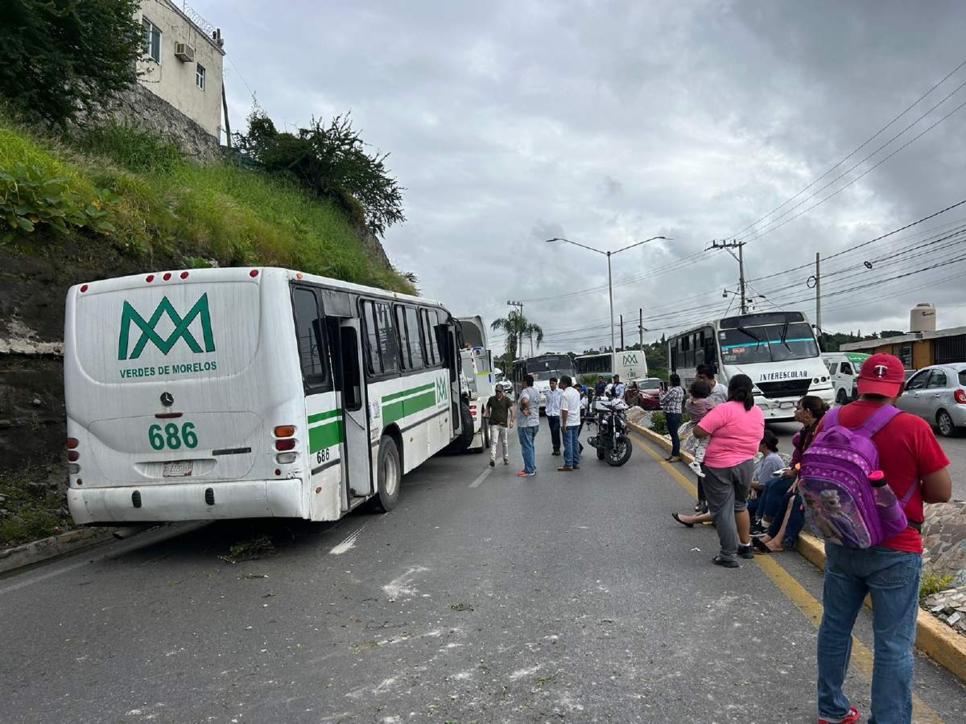 Se impacta autobús contra 'ruta' en Temixco