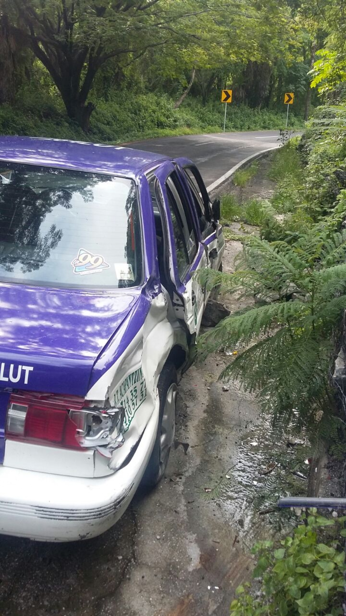Abandonan un taxi chocado en el “Cañón de Lobos”