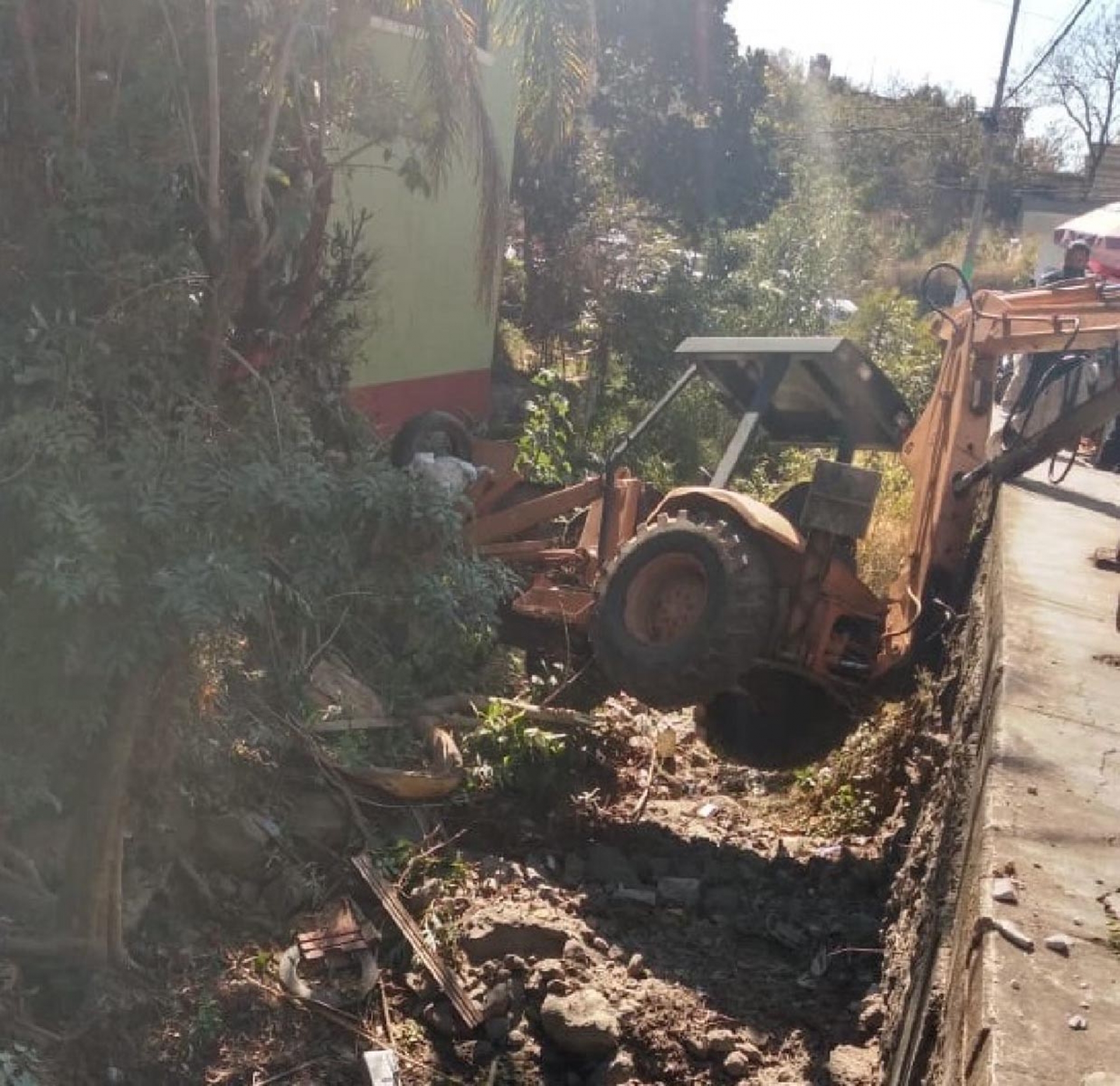 Cae retroexcavadora a un barranca en Ahuatepec