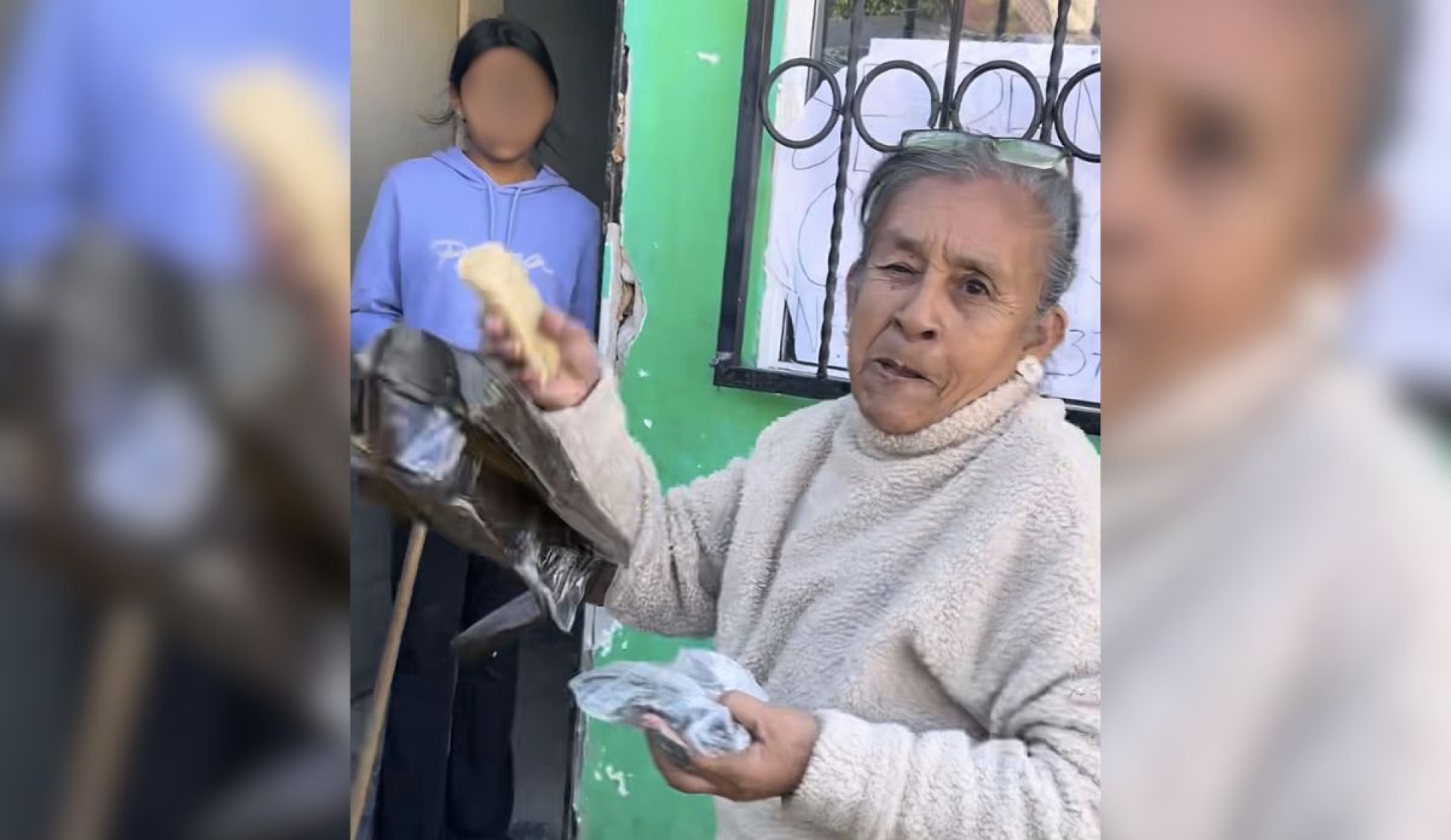 Abuelita protagoniza 'tamalazo' viral contra conductor por estacionarse frente a su casa