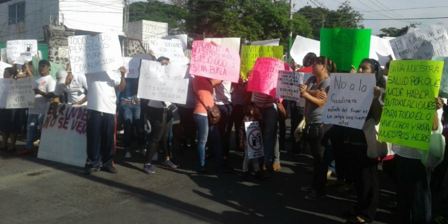 Se manifiestan contra gasolinera; bloquean avenida Morelos