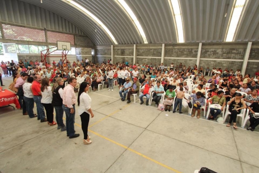Entregan 273 certificados de primaria y secundaria a habitantes de Coatlán del Río