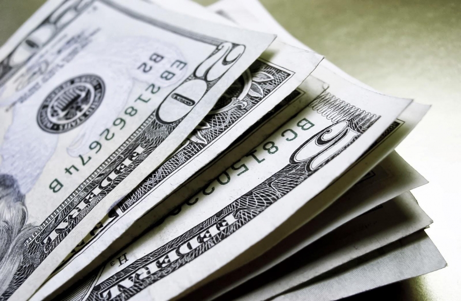 Dólar abre en 18.47 pesos a la venta en el AICM