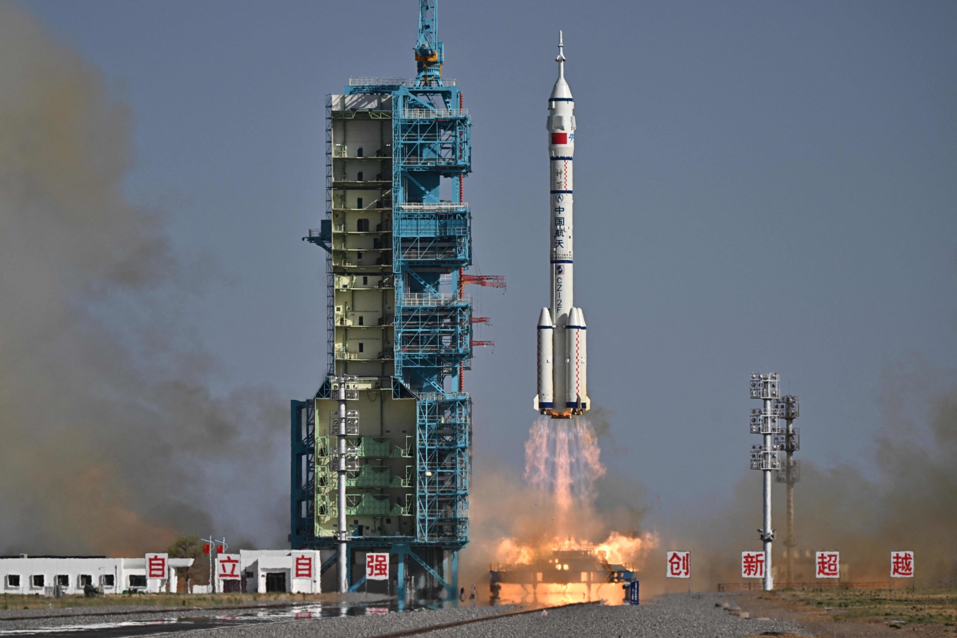 La nave tripulada Shenzhou-20 se acopla con éxito a la estación Tiangong