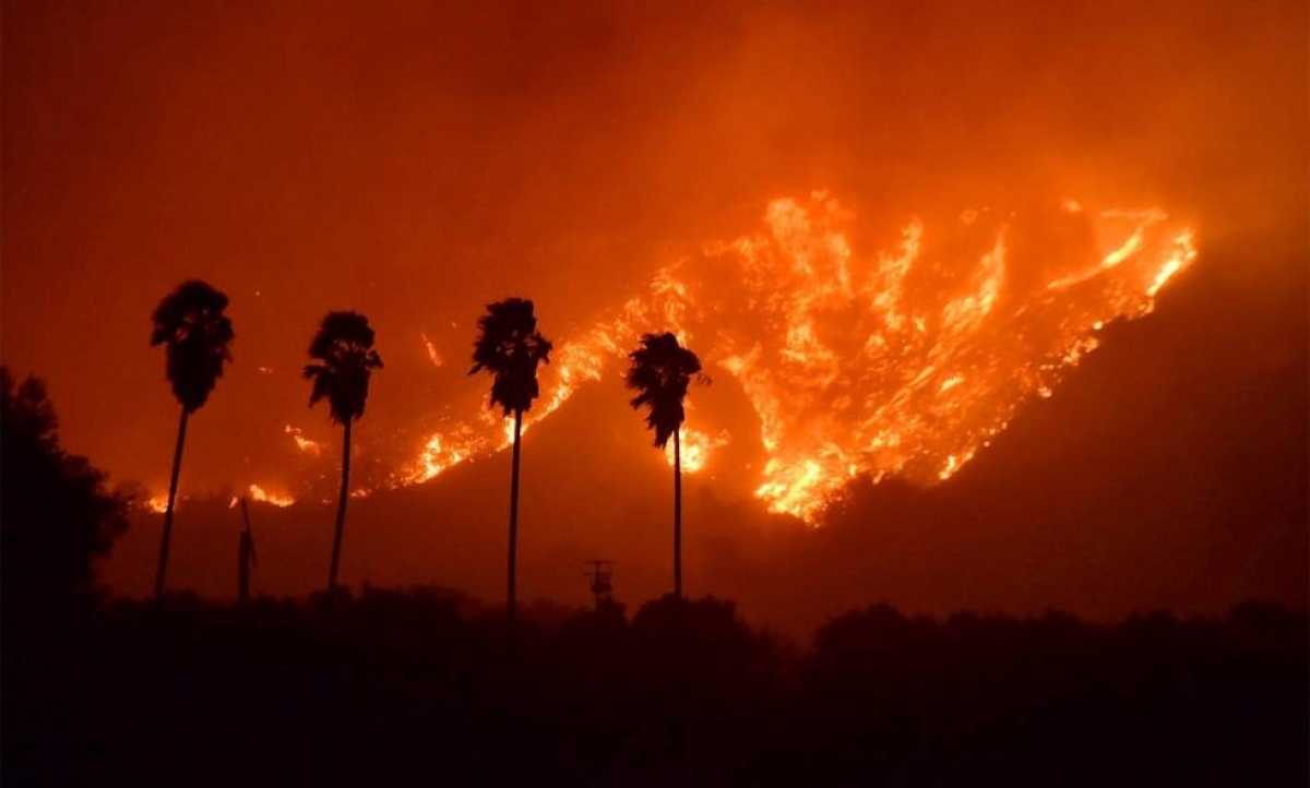 Cuatro incendios amenazan con devorar más de 15,000 viviendas en el sur de California