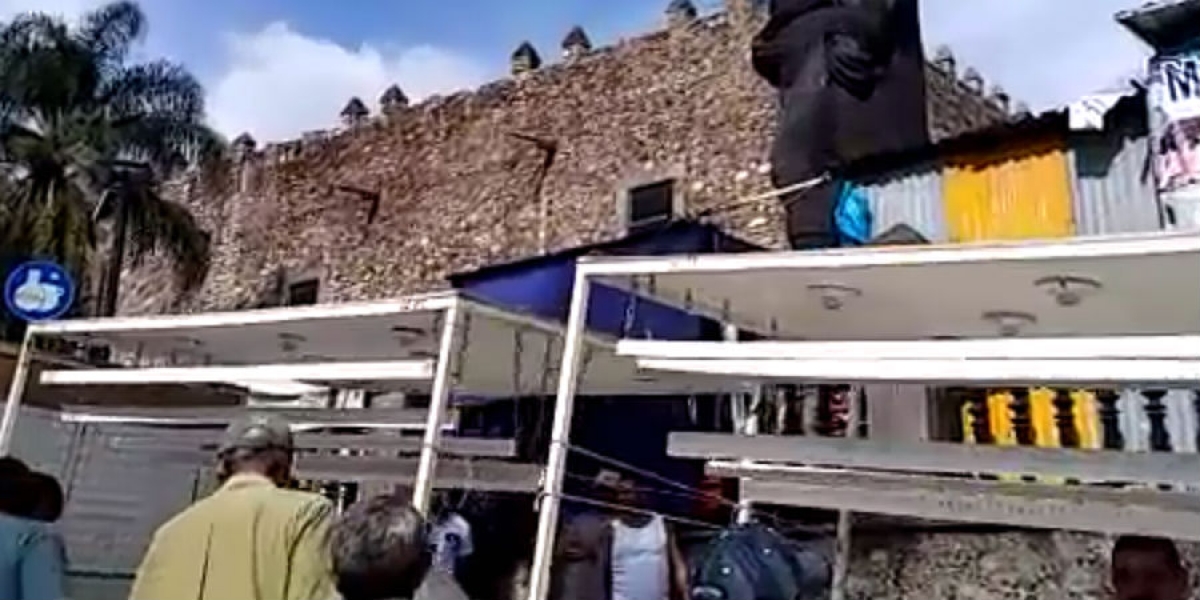 Plateros del centro de Cuernavaca salen a vender sus productos al bulevar Juárez