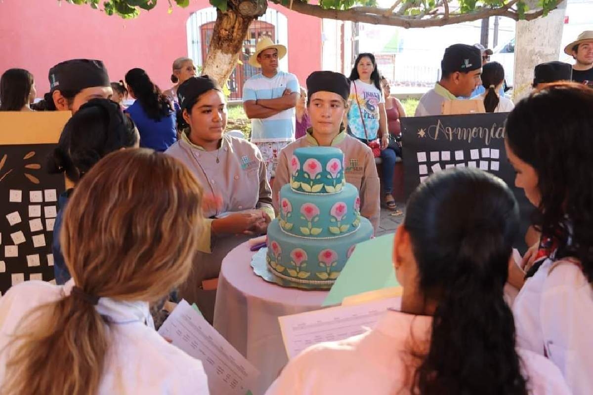 La UTSEM organizó feria gastronómica