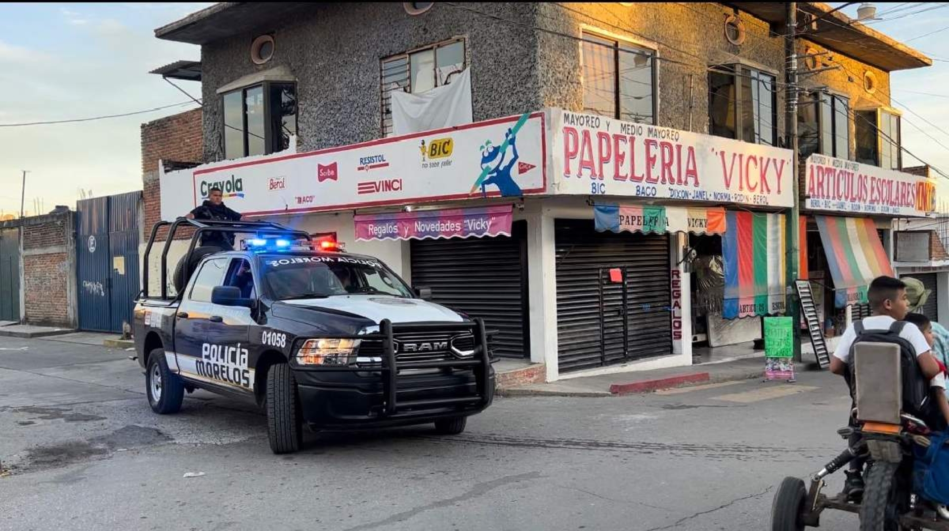 Hieren a un hombre frente a la secundaria de la Barona