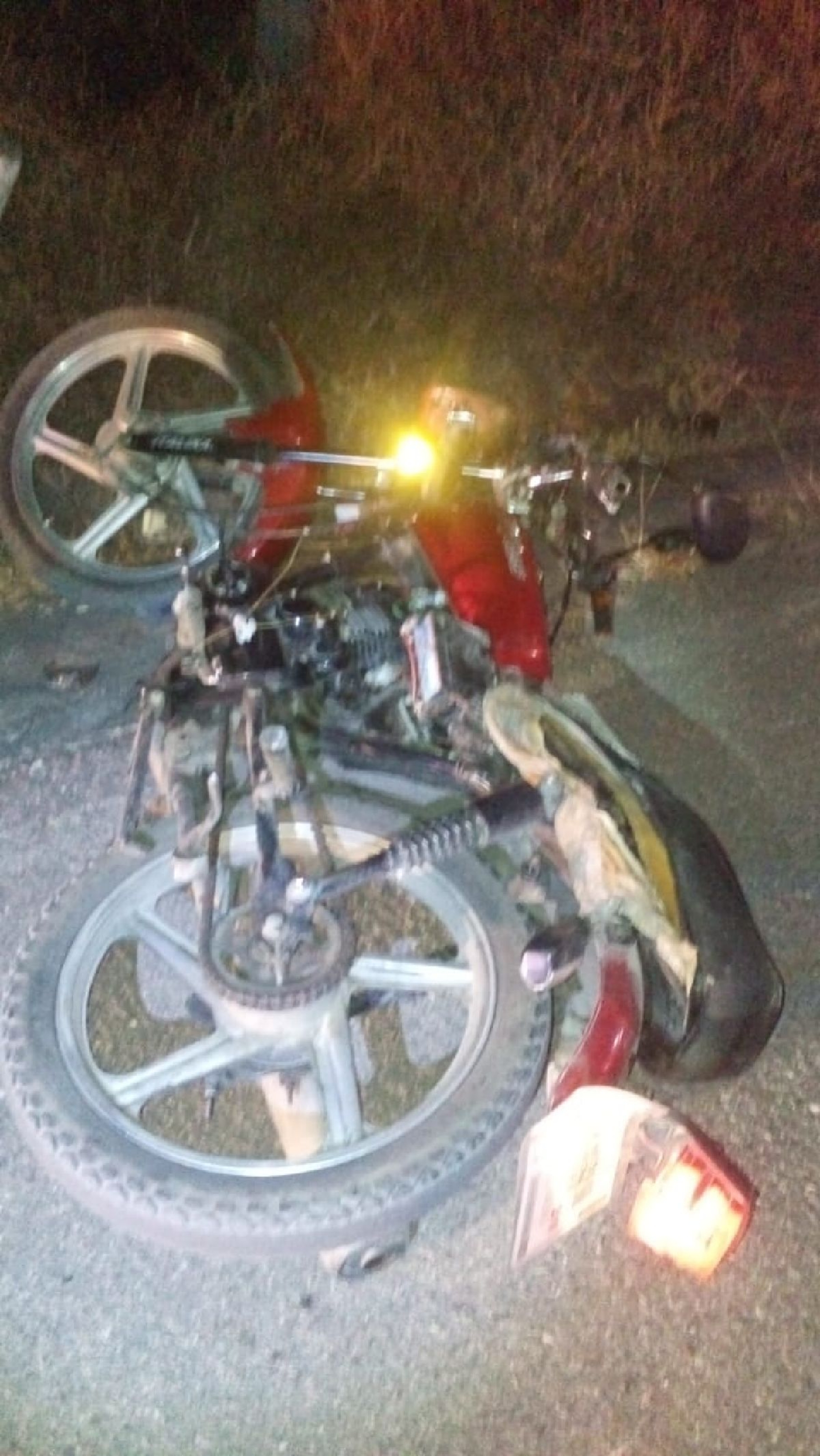 Dos hombres resultaron heridos al caerse de una moto