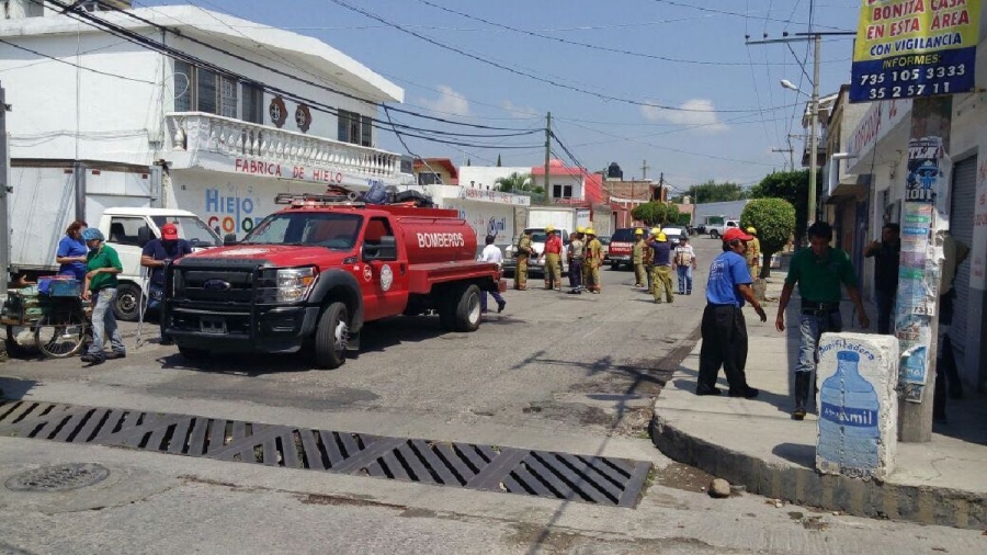Fuga de amoniaco moviliza a bomberos de Cuautla