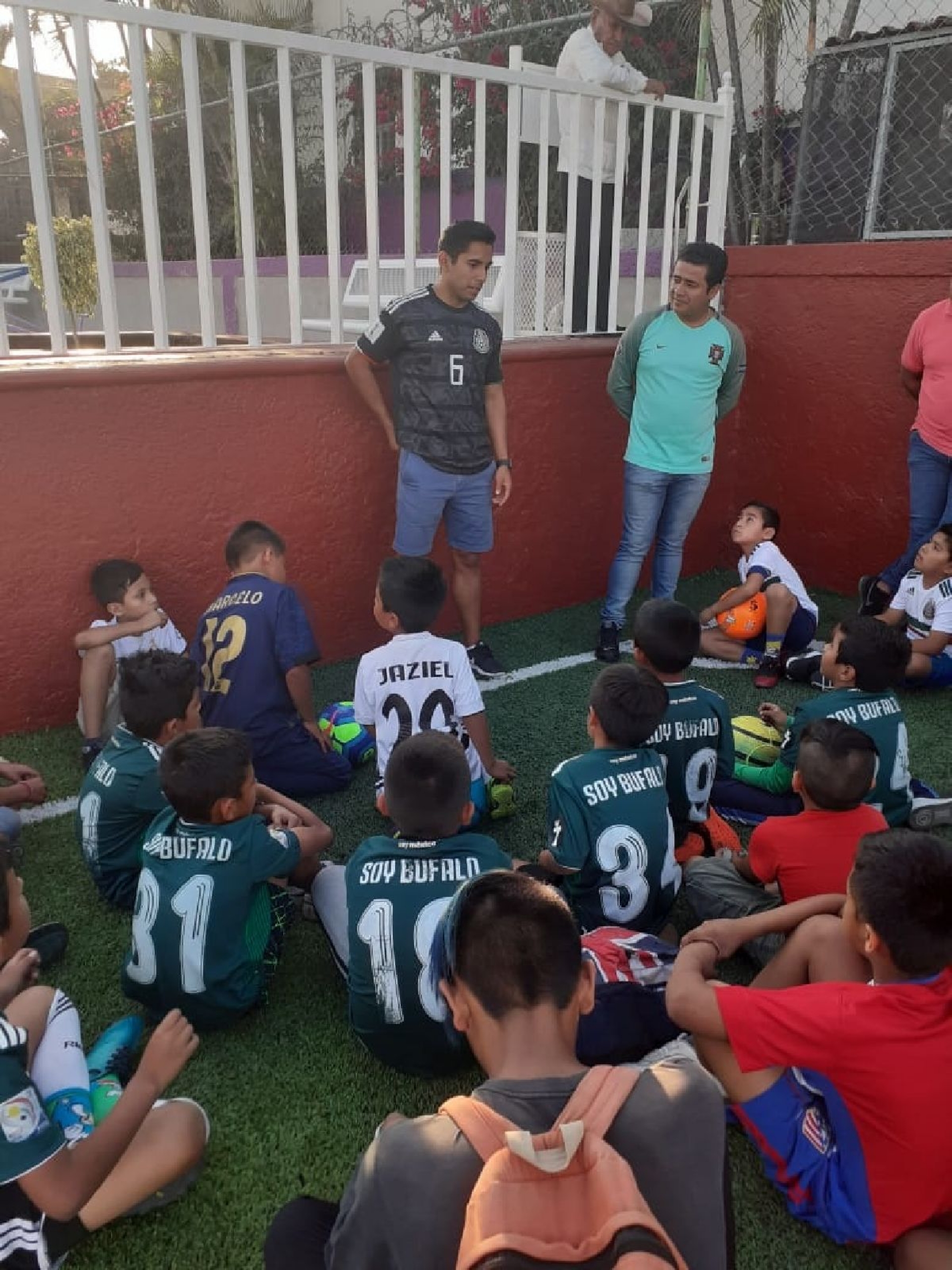Néstor Salomé convive y comparte experiencias con niños de Búfalos Xochitepec