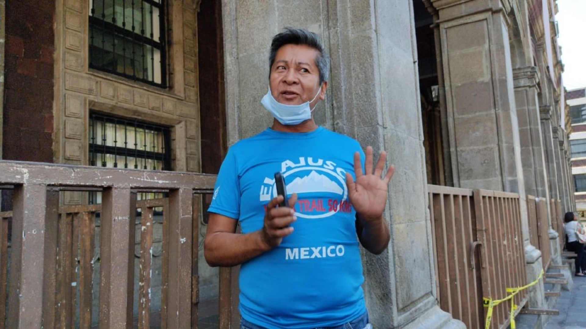 Vecinos de la Barona reciben apoyo para gastos funerarios