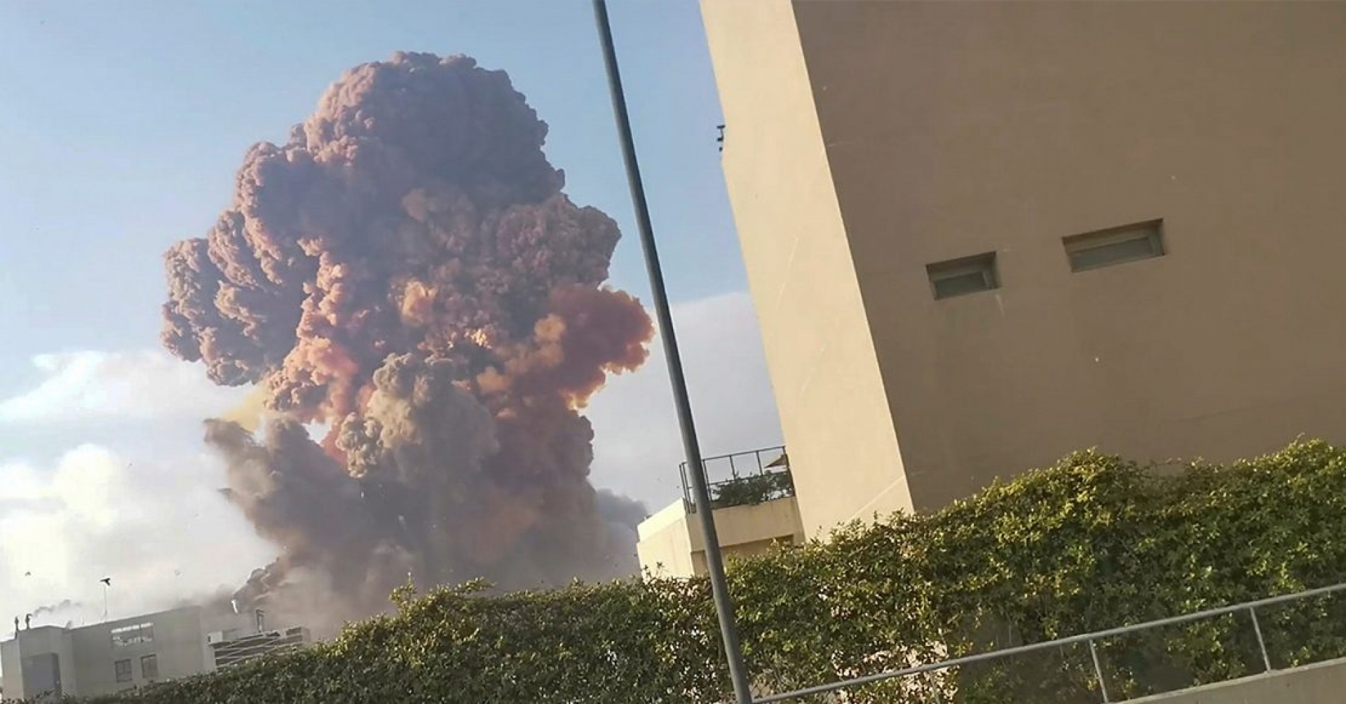 Líbano investiga si una bomba o cohete provocaron explosión en Beirut