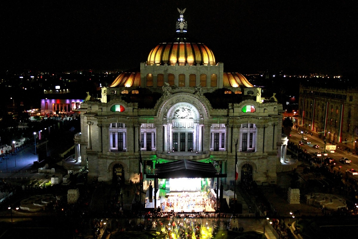 Amanecen con Juan Gabriel en Bellas Artes