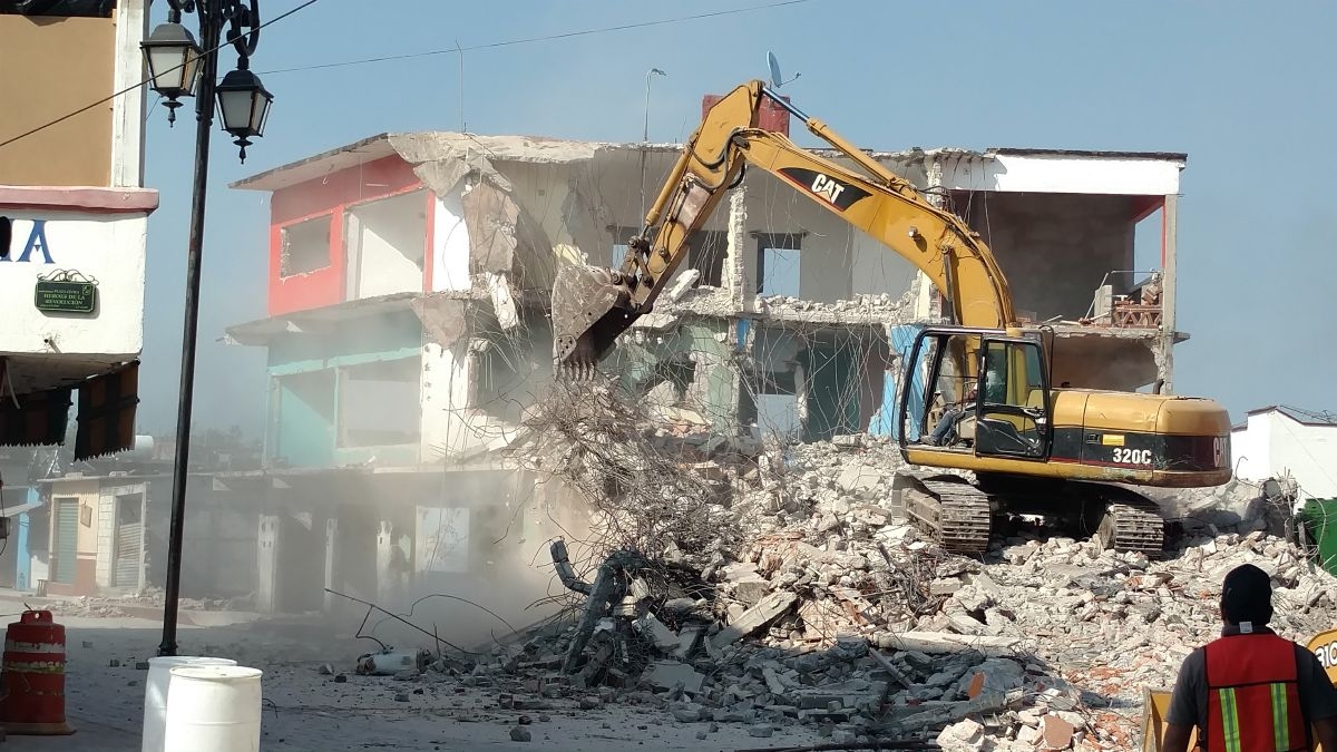 Inicia demolición de edificios dañados en Ayala