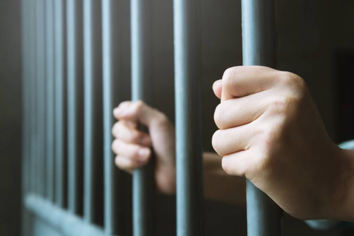 Dan ocho años de prisión a individuo que abusó de una menor