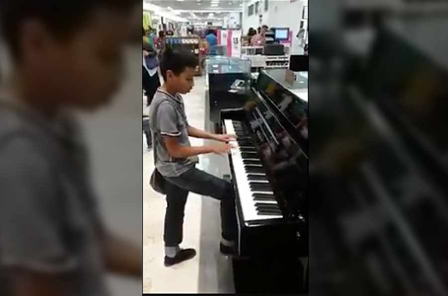 En busca del 'niño prodigio' que tocó el piano en tienda departamental