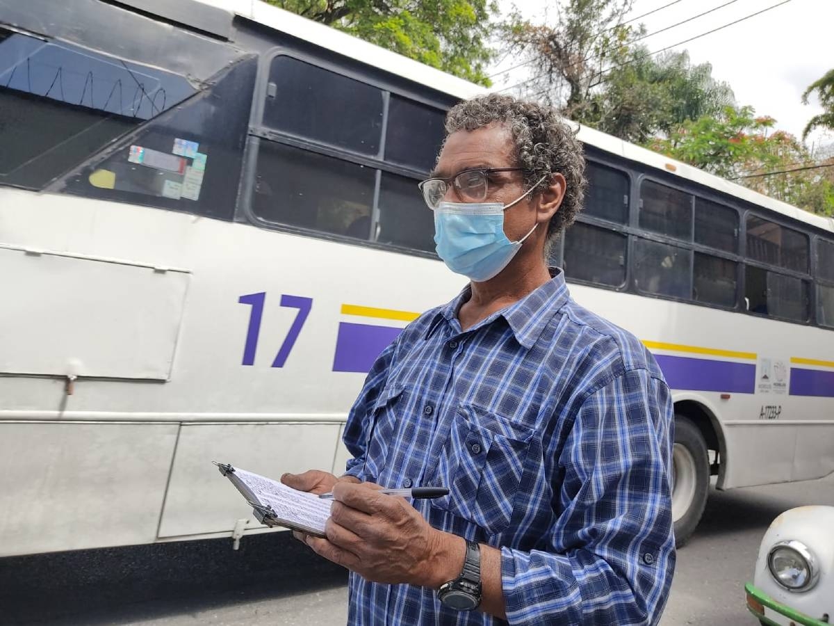 Es checador de rutas y mecánico