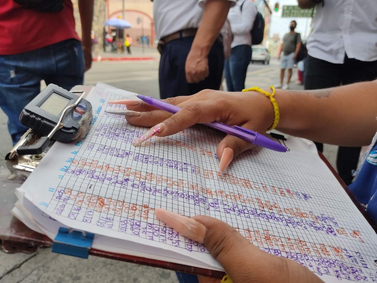 Trabajar como checadora le permite subsistir y disponer de su tiempo